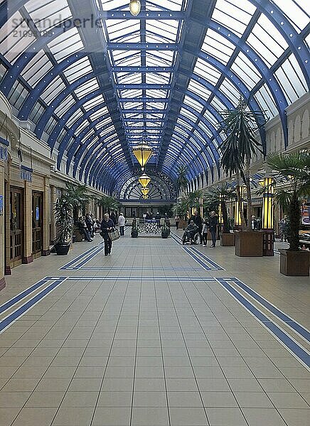 Blackpool  lancashire  vereinigtes königreich  27. juli 2017: menschen spazieren im arkadenbereich der wintergärten in blackpool