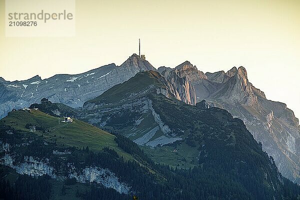 Fernansicht beeindruckender Felsformationen im Abendlicht mit einem Fernmeldeturm auf dem Gipfel  Säntis. Ebenalp  Fähnerenspitz  Brülisau  Appenzell Innerrhoden  Schweiz  Europa