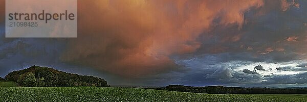 Panorama von Gewitterwolken im Abendrot