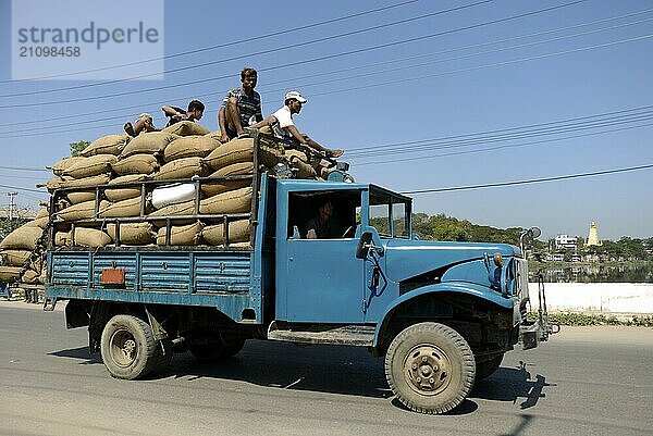 Überladener Lastwagen  Mandalay  Myanmar  Asien