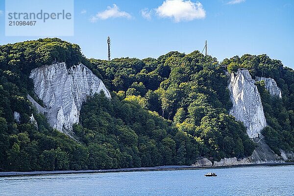 Kreidefelsen von Rügen  Aussichtsplattform an der berühmten Felsformation Königsstuhl  im Nationalpark Jasmund  Blick auf die Ostsee und die Kreidefelsen Küste  zwischen Sassnitz und Lohme  Mecklenburg-Vorpommern  Deutschland  Europa