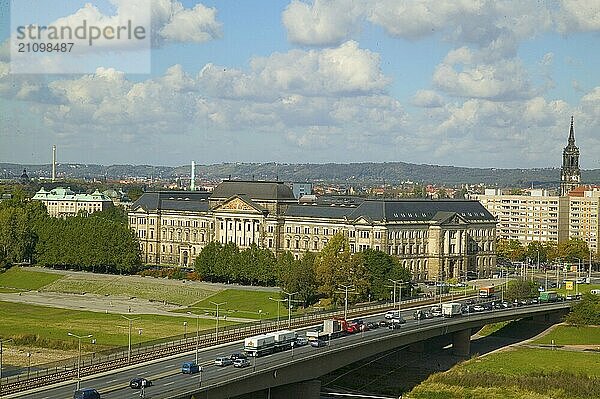 Aus noch unbekannter Ursache ist es in den frühen Morgenstunden zu einem Teileinsturz der Carolabrücke gekommen. Auf einer Länge von etwa 100 Metern ist der Teil  auf welchem normalerweise die Straßenbahnen verkehren  in die Elbe gestürzt. Aufnahme der intakten Brücke von 2004