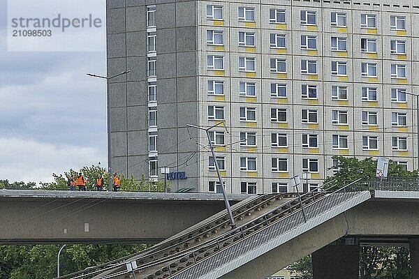 Aus noch unbekannter Ursache ist es in den frühen Morgenstunden zu einem Teileinsturz der Carolabrücke gekommen. Auf einer Länge von etwa 100 Metern ist der Teil  auf welchem normalerweise die Straßenbahnen verkehren  in die Elbe gestürzt. Der Bereich ist weiträumig abgesperrt.  Teileinsturz der Carolabrücke in Dresden  weitere Brückenteile sind akut einsturzgefährdet.  Dresden  Sachsen  Deutschland  Europa