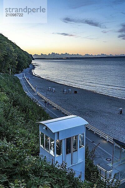 Die Seebrücke von Sellin  Abendstimmung  Aufzug zur Küste an der Wilhelmstraße  Sonnenuntergang  394 Meter lang  mit Restaurant  Schiffsanleger  Insel Rügen  Mecklenburg-Vorpommern  Deutschland  Europa