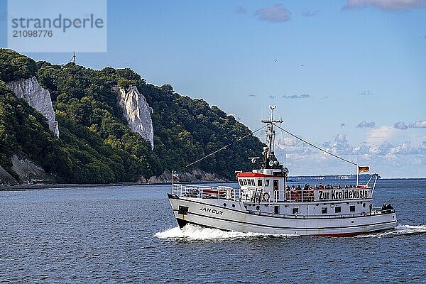 Excursion boat Jan Cox  round trip to the chalk cliffs of Rügen  viewing platform at the famous Königsstuhl rock formation  in the Jasmund National Park  view of the Baltic Sea and the chalk cliff coast  between Sassnitz and Lohme  Mecklenburg-Vorpommern  Germany  Europe