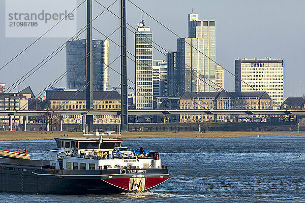 Düsseldorf  Skyline der Innenstadt  Hochhäuser  Rheinkniebrücke  Rhein  Frachtschiff