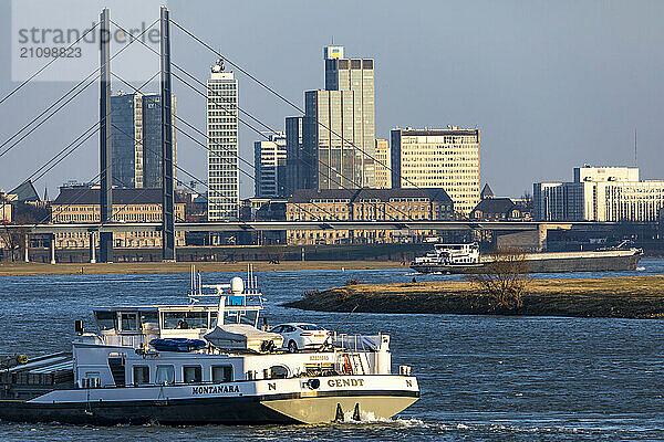 Düsseldorf  Skyline der Innenstadt  Hochhäuser  Rheinkniebrücke  Rhein  Frachtschiff