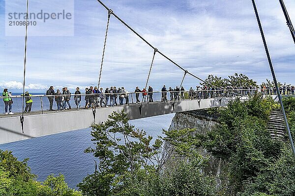 Der Skywalk Königsstuhl an den Kreidefelsen von Rügen  Aussichtsplattform an der berühmten Felsformation Königsstuhl  barrierefrei  im Nationalpark Jasmund  Blick auf die Ostsee und die Kreidefelsen Küste  zwischen Sassnitz und Lohme  Mecklenburg-Vorpommern  Deutschland  Europa