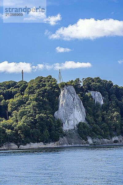 Kreidefelsen von Rügen  Aussichtsplattform an der berühmten Felsformation Königsstuhl  im Nationalpark Jasmund  Blick auf die Ostsee und die Kreidefelsen Küste  zwischen Sassnitz und Lohme  Mecklenburg-Vorpommern  Deutschland  Europa