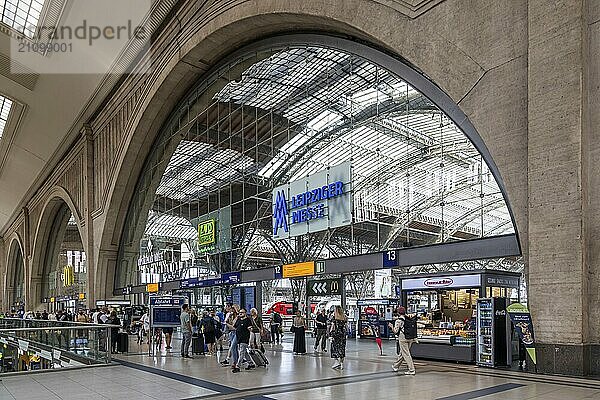 Promenaden im Hauptbahnhof mit Geschäften und Reisenden  Leipzig  Sachsen  Deutschland  Europa