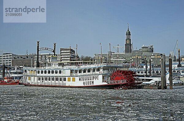 Europa  Deutschland  Hansestadt Hamburg  St. Pauli Landungsbrücken  Hafen  Ausflugsdampfer Mississippi Queen  Blick zum Michel  Winter  Elbe  Eisschollen  Bundesrepublik Deutschland  Europa