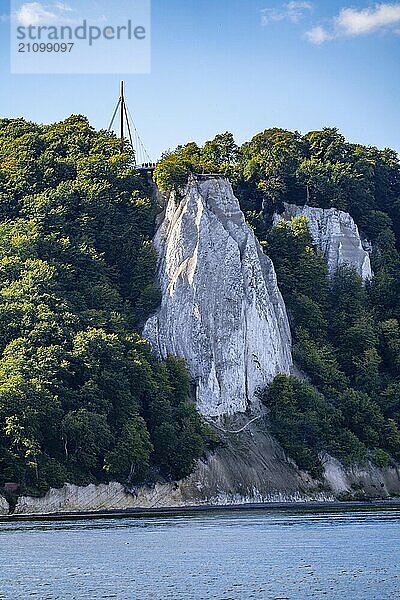 Kreidefelsen von Rügen  Aussichtsplattform an der berühmten Felsformation Königsstuhl  im Nationalpark Jasmund  Blick auf die Ostsee und die Kreidefelsen Küste  zwischen Sassnitz und Lohme  Mecklenburg-Vorpommern  Deutschland  Europa