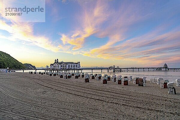 Die Seebrücke von Sellin  Abendstimmung  Sonnenuntergang  394 Meter lang  mit Restaurant  Schiffsanleger  Strandkörbe  Insel Rügen  Mecklenburg-Vorpommern  Deutschland  Europa