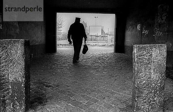 Deutschland  Merseburg  15.01.1992  Hausdurchgang  Mann (Arbeiter)  Europa