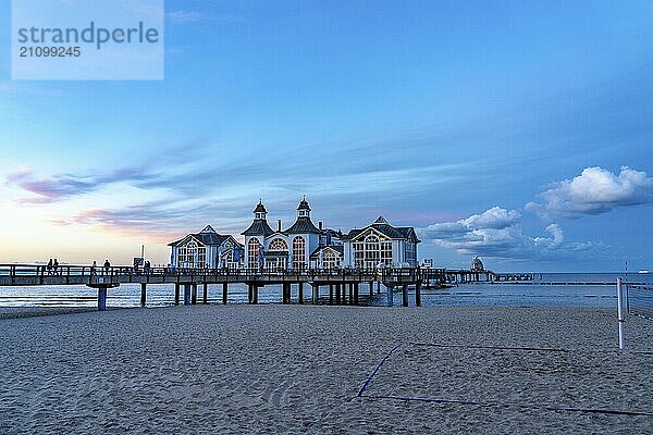 Die Seebrücke von Sellin  Abendstimmung  Sonnenuntergang  394 Meter lang  mit Restaurant  Schiffsanleger  Strandkörbe  Insel Rügen  Mecklenburg-Vorpommern  Deutschland  Europa