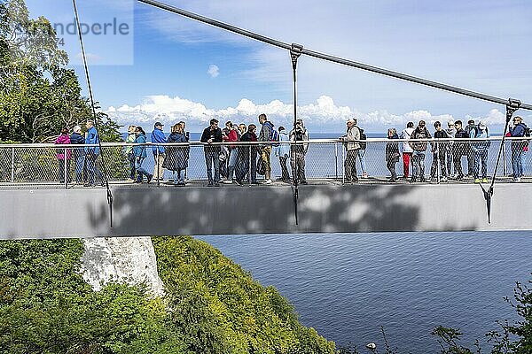 Der Skywalk Königsstuhl an den Kreidefelsen von Rügen  Aussichtsplattform an der berühmten Felsformation Königsstuhl  barrierefrei  im Nationalpark Jasmund  Blick auf die Ostsee und die Kreidefelsen Küste  zwischen Sassnitz und Lohme  Mecklenburg-Vorpommern  Deutschland  Europa