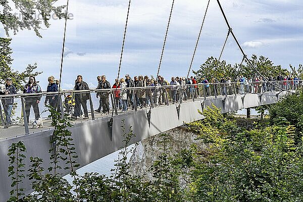 Der Skywalk Königsstuhl an den Kreidefelsen von Rügen  Aussichtsplattform an der berühmten Felsformation Königsstuhl  barrierefrei  im Nationalpark Jasmund  Blick auf die Ostsee und die Kreidefelsen Küste  zwischen Sassnitz und Lohme  Mecklenburg-Vorpommern  Deutschland  Europa