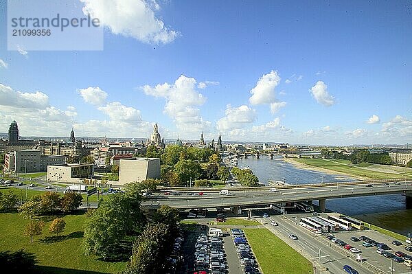 Aus noch unbekannter Ursache ist es in den frühen Morgenstunden zu einem Teileinsturz der Carolabrücke gekommen. Auf einer Länge von etwa 100 Metern ist der Teil  auf welchem normalerweise die Straßenbahnen verkehren  in die Elbe gestürzt. Aufnahme der intakten Brücke von 2004