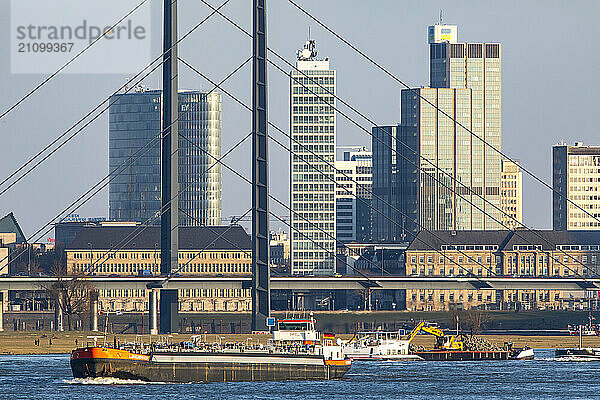 Düsseldorf  Skyline der Innenstadt  Hochhäuser  Rheinkniebrücke  Rhein  Frachtschiff