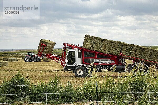 McClave  Colorado  Landwirte ernten Heu im Südosten Colorados