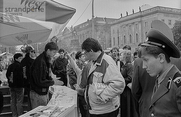 DDR  Berlin  30.04.1990  Frühlingsfest auf dem Bebelplatz  West_Stand  Sowjetischer Soldat