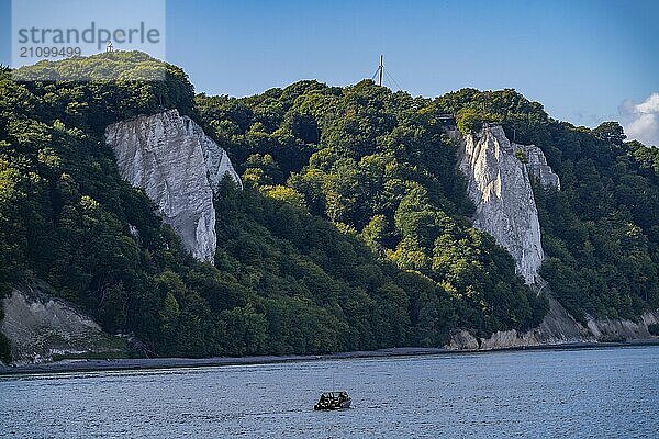 Kreidefelsen von Rügen  Aussichtsplattform an der berühmten Felsformation Königsstuhl  im Nationalpark Jasmund  Blick auf die Ostsee und die Kreidefelsen Küste  zwischen Sassnitz und Lohme  Mecklenburg-Vorpommern  Deutschland  Europa