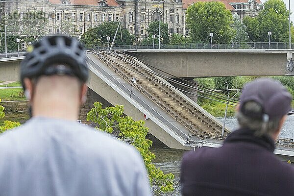 Aus noch unbekannter Ursache ist es in den frühen Morgenstunden zu einem Teileinsturz der Carolabrücke gekommen. Auf einer Länge von etwa 100 Metern ist der Teil  auf welchem normalerweise die Straßenbahnen verkehren  in die Elbe gestürzt. Der Bereich ist weiträumig abgesperrt.  Teileinsturz der Carolabrücke in Dresden  weitere Brückenteile sind akut einsturzgefährdet.  Dresden  Sachsen  Deutschland  Europa