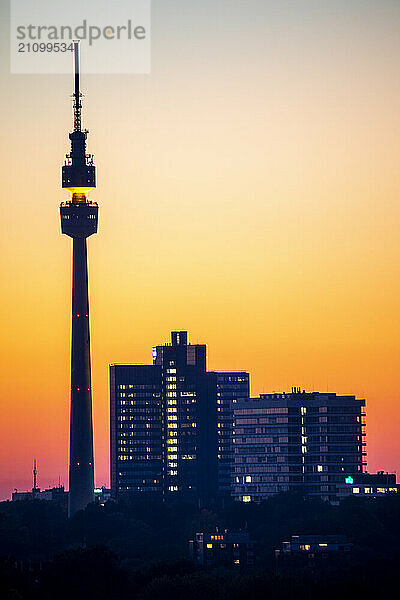 Dortmund  Sonnenuntergang  Florian Turm  Dortmund  Nordrhein-Westfalen  Deutschland  Europa