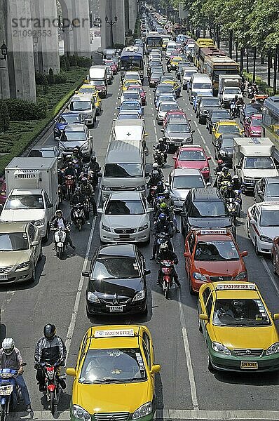 Motorräder  Mopeds und Autos im Verkehrschaos  Ratchadamri Road  Straßenverkehr in Bangkok  Thailand  Asien