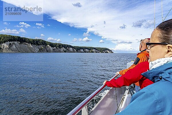 Ausflugsboot Alexander  Rundfahrt zu den Kreidefelsen von Rügen  Steilküste der Stubbenkammer  im Nationalpark Jasmund  Blick auf die Ostsee und die Kreidefelsen Küste  zwischen Sassnitz und Lohme  Mecklenburg-Vorpommern  Deutschland  Europa