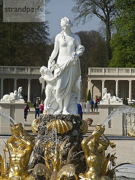 Weiße Statue im Zentrum eines prachtvollen Springbrunnens mit vergoldeten Skulpturen und Menschen im Hintergrund  Apeldoorn  Niederlande  Europa