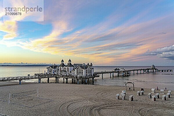 Die Seebrücke von Sellin  Abendstimmung  Sonnenuntergang  394 Meter lang  mit Restaurant  Schiffsanleger  Strandkörbe  Insel Rügen  Mecklenburg-Vorpommern  Deutschland  Europa