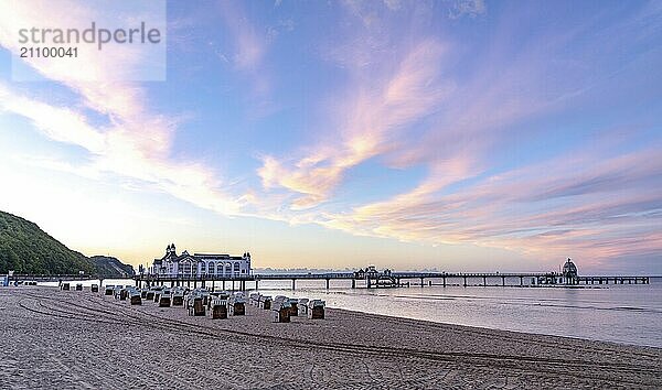 Die Seebrücke von Sellin  Abendstimmung  Sonnenuntergang  394 Meter lang  mit Restaurant  Schiffsanleger  Strandkörbe  Insel Rügen  Mecklenburg-Vorpommern  Deutschland  Europa