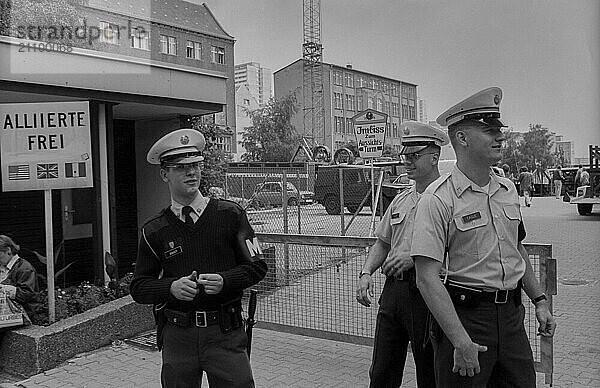 DDR  Berlin  27.06.1990  Grenzhäuschen der Alliierten am Check Point Charlie (Friedrichstraße)  MP  Militärpolizisten