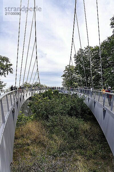 Der Skywalk Königsstuhl an den Kreidefelsen von Rügen  Aussichtsplattform an der berühmten Felsformation Königsstuhl  barrierefrei  im Nationalpark Jasmund  Blick auf die Ostsee und die Kreidefelsen Küste  zwischen Sassnitz und Lohme  Mecklenburg-Vorpommern  Deutschland  Europa