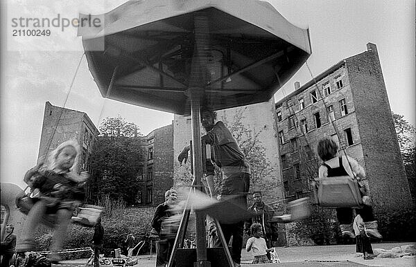 Deutschland  Berlin  14.04.1991  Karussell an der Kollwitzstraße  (am Senefelderplatz)  Europa