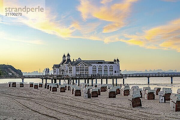 Die Seebrücke von Sellin  Abendstimmung  Sonnenuntergang  394 Meter lang  mit Restaurant  Schiffsanleger  Strandkörbe  Insel Rügen  Mecklenburg-Vorpommern  Deutschland  Europa