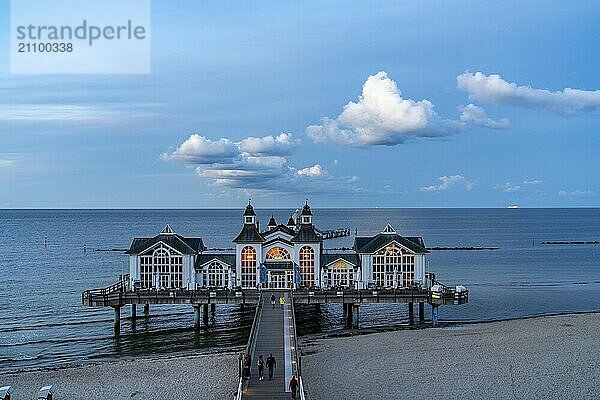 Die Seebrücke von Sellin  Abendstimmung  Sonnenuntergang  394 Meter lang  mit Restaurant  Schiffsanleger  Strandkörbe  Insel Rügen  Mecklenburg-Vorpommern  Deutschland  Europa