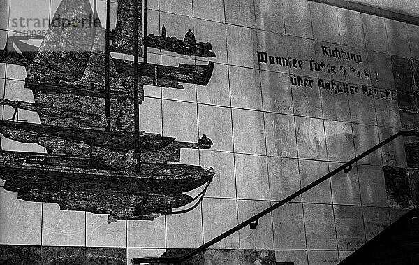 DDR  Berlin  17.6.1990  S-Bahnhof Potsdamer Platz  28 Jahre Geisterbahnhof  Wandmosaik  Richtung Wannsee