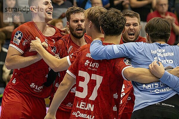 11.09.2024  2. HBL (Handball-Bundesliga)  7. Spieltag (vorgezogenes Spiel) : Eulen Ludwigshafen gegen HC Elbflorenz 2006. Bild: Unbändige Freude bei den Eulen nach dem knappen Sieg