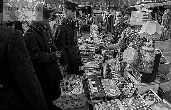 Deutschland  Potsdam  13.03.1991  Wochenmarkt in Potsdam  Russen auf dem Markt  Sowjetsoldaten  Europa