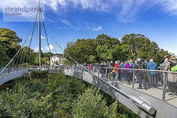 Der Skywalk Königsstuhl an den Kreidefelsen von Rügen  Aussichtsplattform an der berühmten Felsformation Königsstuhl  barrierefrei  im Nationalpark Jasmund  Blick auf die Ostsee und die Kreidefelsen Küste  zwischen Sassnitz und Lohme  Mecklenburg-Vorpommern  Deutschland  Europa