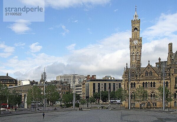 Bradford  West Yorkshire  Vereinigtes Königreich  28. Mai 2019: Stadtansicht des Centenary Square und des Stadtzentrums von Bradford  mit Menschen  die vor dem Rathaus und auf den Hauptstraßen sitzen und spazieren gehen