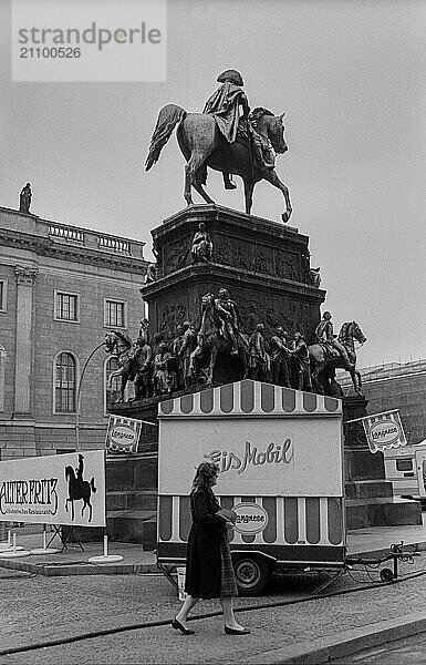 DDR  Berlin  30.04.1990  Frühlingsfest auf dem Bebelplatz  Denkmal Alter Fritz  Friedrich II  EisMobil