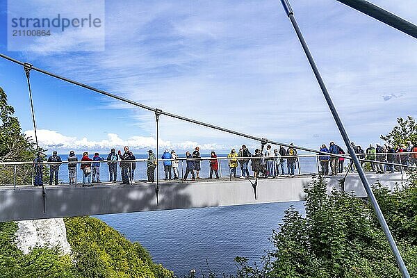 Der Skywalk Königsstuhl an den Kreidefelsen von Rügen  Aussichtsplattform an der berühmten Felsformation Königsstuhl  barrierefrei  im Nationalpark Jasmund  Blick auf die Ostsee und die Kreidefelsen Küste  zwischen Sassnitz und Lohme  Mecklenburg-Vorpommern  Deutschland  Europa