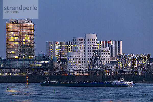 Düsseldorf  die Gehry Bauten  Neuer Zollhof  im Medienhafen  links das Stadttor Gebäude  hinten der RWI4 Gebäude Komplex  Rhein  Frachtschiff