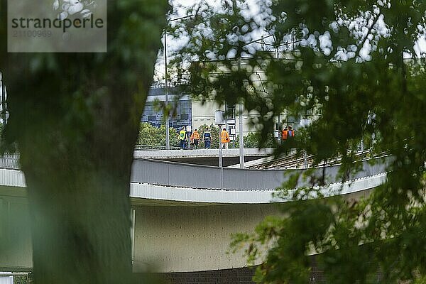 Aus noch unbekannter Ursache ist es in den frühen Morgenstunden zu einem Teileinsturz der Carolabrücke gekommen. Auf einer Länge von etwa 100 Metern ist der Teil  auf welchem normalerweise die Straßenbahnen verkehren  in die Elbe gestürzt. Der Bereich ist weiträumig abgesperrt.  Teileinsturz der Carolabrücke in Dresden  weitere Brückenteile sind akut einsturzgefährdet.  Dresden  Sachsen  Deutschland  Europa