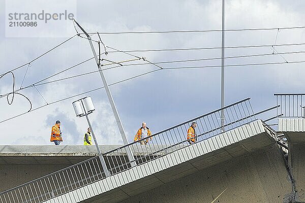 Aus noch unbekannter Ursache ist es in den frühen Morgenstunden zu einem Teileinsturz der Carolabrücke gekommen. Auf einer Länge von etwa 100 Metern ist der Teil  auf welchem normalerweise die Straßenbahnen verkehren  in die Elbe gestürzt. Der Bereich ist weiträumig abgesperrt.  Teileinsturz der Carolabrücke in Dresden  weitere Brückenteile sind akut einsturzgefährdet.  Dresden  Sachsen  Deutschland  Europa