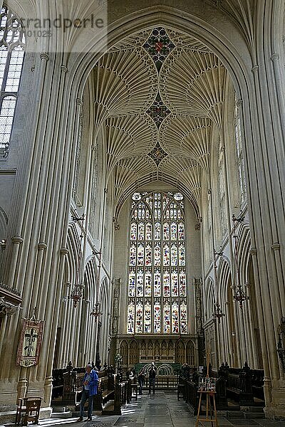 Innenansicht  Decke  Buntglasfenster  Bath Abbey  Bath  England  Großbritannien  Europa