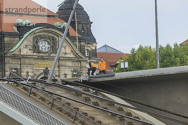 Aus noch unbekannter Ursache ist es in den frühen Morgenstunden zu einem Teileinsturz der Carolabrücke gekommen. Auf einer Länge von etwa 100 Metern ist der Teil  auf welchem normalerweise die Straßenbahnen verkehren  in die Elbe gestürzt. Der Bereich ist weiträumig abgesperrt.  Teileinsturz der Carolabrücke in Dresden  weitere Brückenteile sind akut einsturzgefährdet.  Dresden  Sachsen  Deutschland  Europa